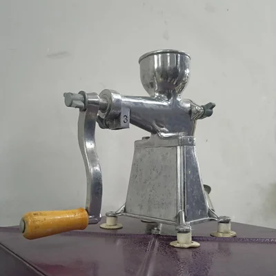 Made in India No. 3 Manual Citrus Juicer with Rotating Handle